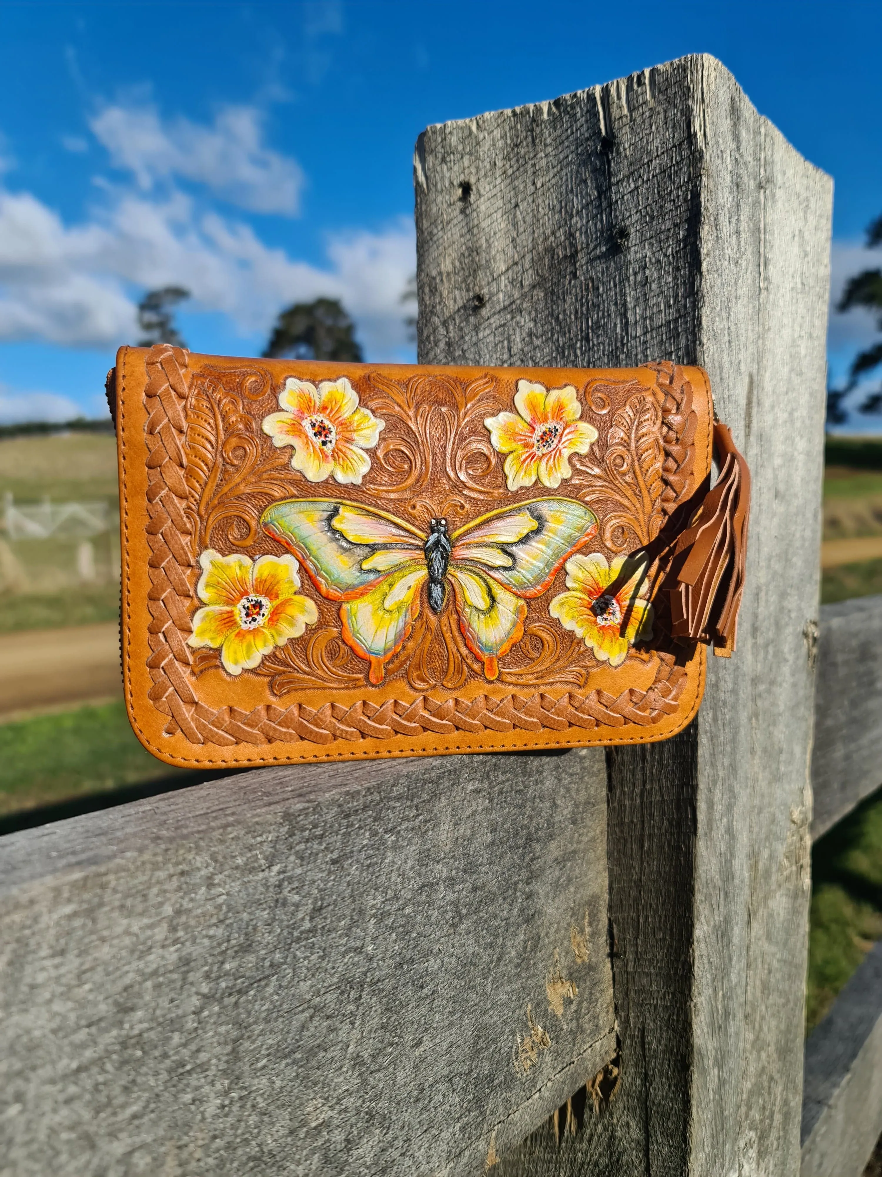 BUTTERFLY CROSS BODY BAG TAN