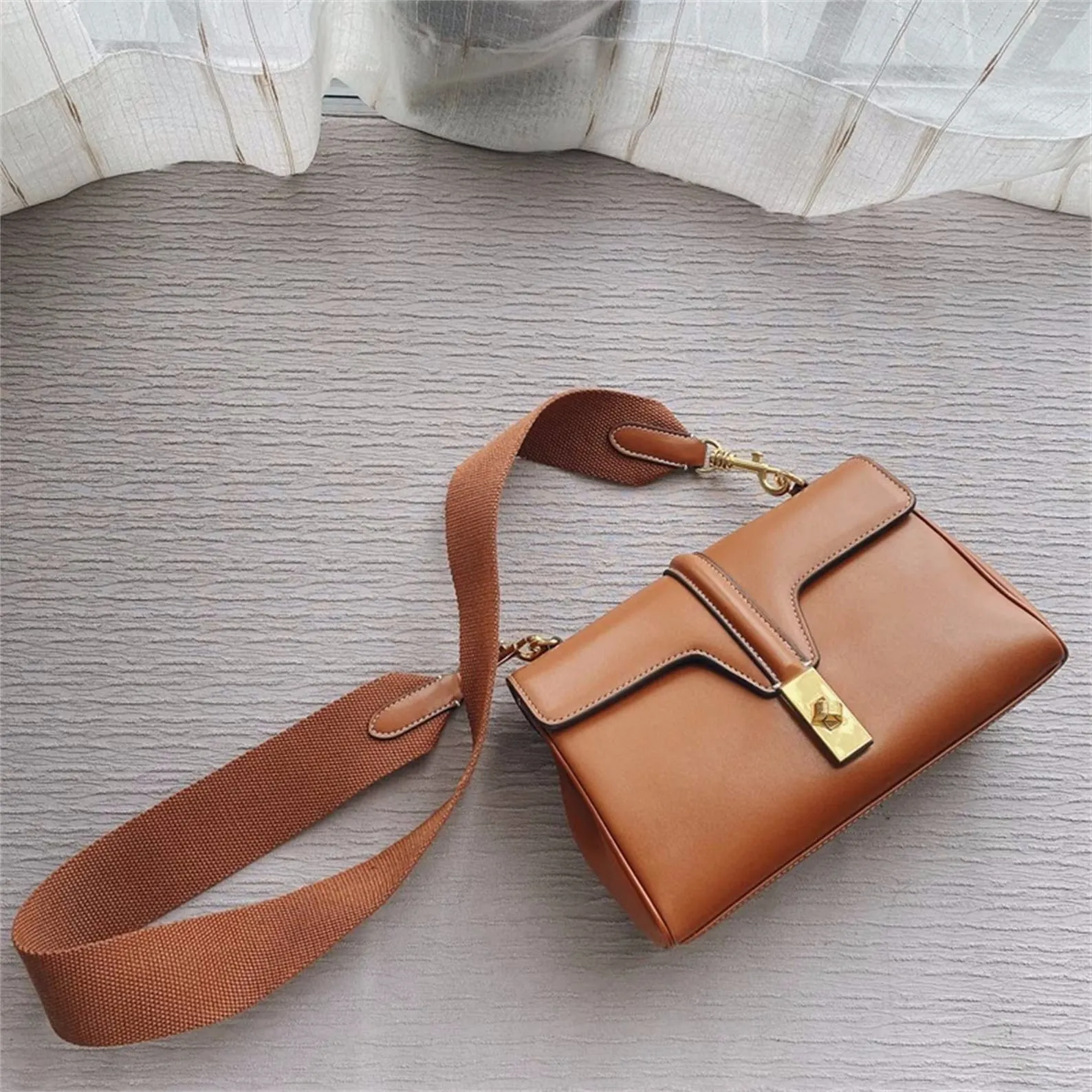 Full-grain Leather Bucket bag