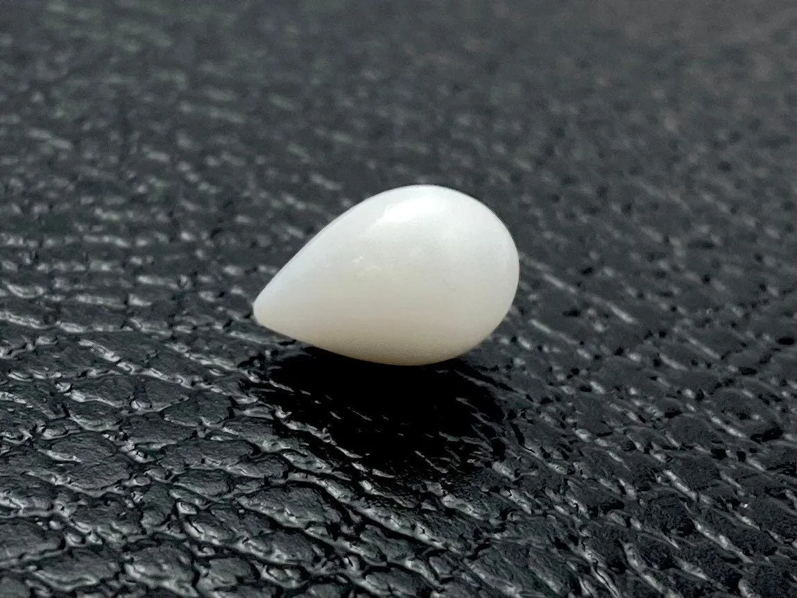 No.05 100% Natural Tridacna Pearl white Clam Pearl, 6.22 carat, 8.65mm x 12.87mm