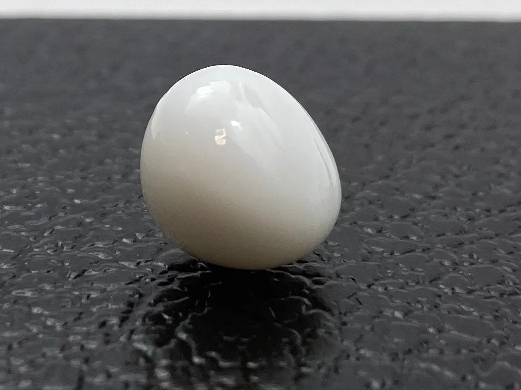 No.11 100% Natural Tridacna Pearl white Clam Pearl, 13.100 carat, 12.94mm x 10.64mm